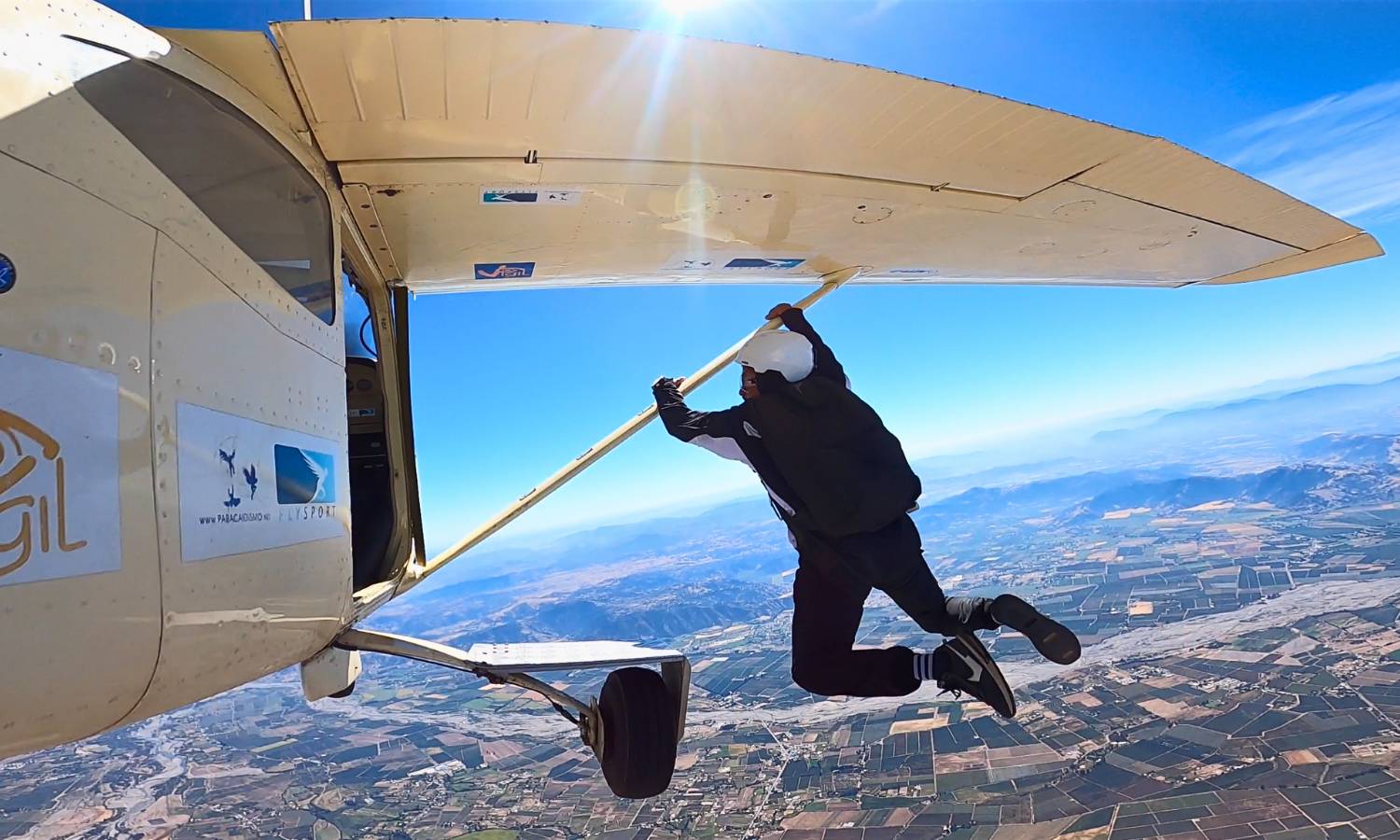 Imgen de un Paracaidista FlySport tomado del avión en los instantes previos a saltar