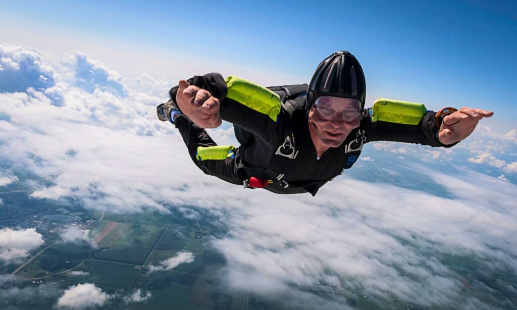 imagen de un paracaidista con antiparras volando por los aires